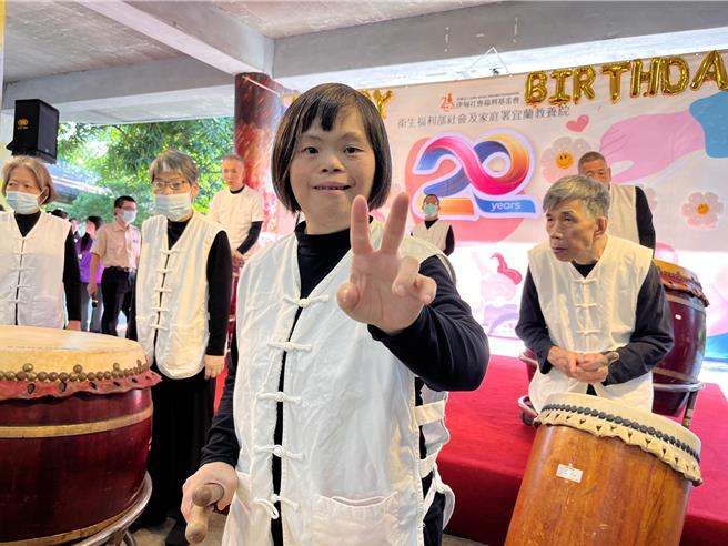 教养院首届住民，患有中度智能障碍43岁的薰仪，带来精彩的太鼓表演，为活动揭开序幕。（伊甸基金会提供／吴佩蓉宜兰传真）