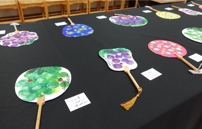 宜兰教养院20周年院庆展出流体画、拓印、染布等创作，展现住民的生命力。（伊甸基金会提供／吴佩蓉宜兰传真）