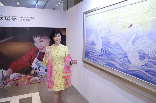 白嘉莉開心在自己作品前留念。（陳俊吉攝）