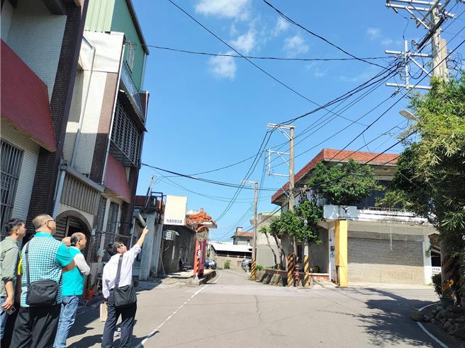 桃园大园内海里反映跳电问题频繁扰民，台电与经发局派员现勘，允诺会提出具体改善工作，找出问题对症下药让居民有感。（市议员游吾和提供／蔡明亘桃园传真）