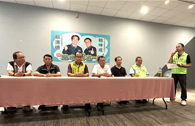 民進黨台東立委參選人賴坤成（左四）今遭控罵助理笨，他與多名助理開記者會澄清並呼籲正向選舉。（蔡旻妤攝）