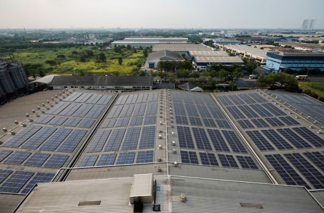 印尼麵粉工厂屋顶的太阳能板。(图/路透社)