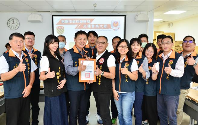 台灣警雁關懷協會桃園分會會長曾國治、親善大使謝佳容等人今天到桃園市警察局交通警察大隊及婦幼警察隊，向堅守交通及婦幼工作的警察同仁頒發績優警務人員榮譽獎牌與慰問金。（警方提供）
