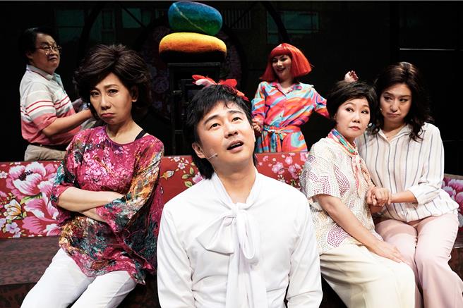 舞台剧《我妻我母我丈母娘》3日起于台北全台首演，2日在亲子剧场举办彩排记者会，演员赵自强（左起）、郎祖筠、狄志杰、董仔、吕雪凤、黄宇琳齐聚受访。（春禾剧团提供）