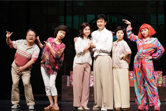 舞台剧《我妻我母我丈母娘》3日起于台北全台首演，2日在亲子剧场举办彩排记者会，演员赵自强（左起）、郎祖筠、黄宇琳、狄志杰、吕雪凤、董仔齐聚受访。（春禾剧团提供）