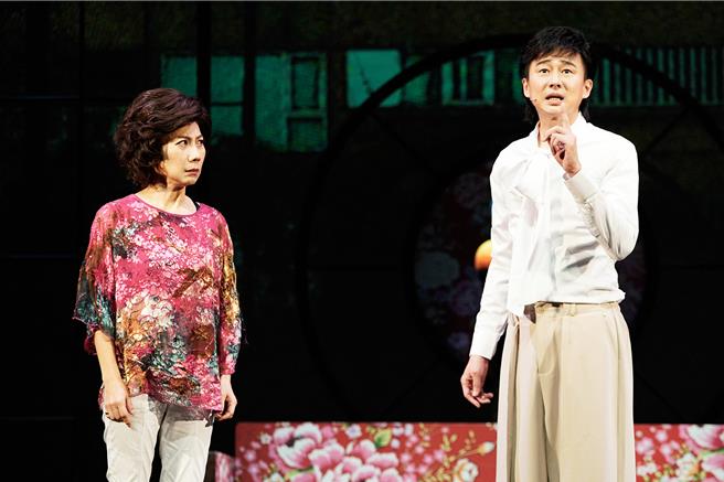 郎祖筠（左）、狄志杰在舞台剧《我妻我母我丈母娘》彩排记者会上，演出母子对戏经典片段。（春禾剧团提供）