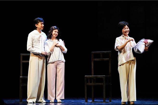 资深演员吕雪凤（右起）在舞台剧《我妻我母我丈母娘》饰演黄宇琳的妈妈、狄志杰的丈母娘。（春禾剧团提供）