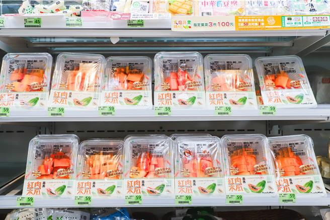 嘉义县政府辅导水上乡果树产销班第13班，首次将嘉义智慧生产木瓜送进全家便利商店，「免削皮盒装鲜切木瓜」即日起至11月底在全台4200家全家超商开卖。（嘉义县政府提供∕吕妍庭嘉义传真）