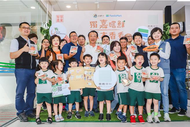 今在全家便利商店台中上安店举办「独嘉嚐鲜．瓜木香看─嘉义木瓜截切水果盒x全家上市记者会」。（嘉义县政府提供∕吕妍庭嘉义传真）