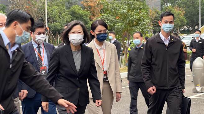 图为国家太空中心1月6日举行揭牌典礼，新竹市长高虹安(左4)陪着总统蔡英文(左3)进到会场。（中时资料照／王惠慧摄）