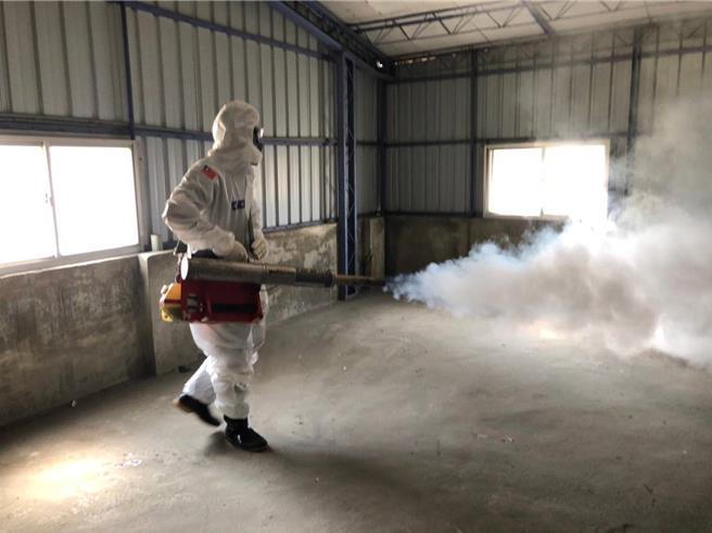 台南本土登革热至2日累计1万8549例，南市府将帮防疫人员造册打流感疫苗。(台南市卫生局提供／曹婷婷台南传真)