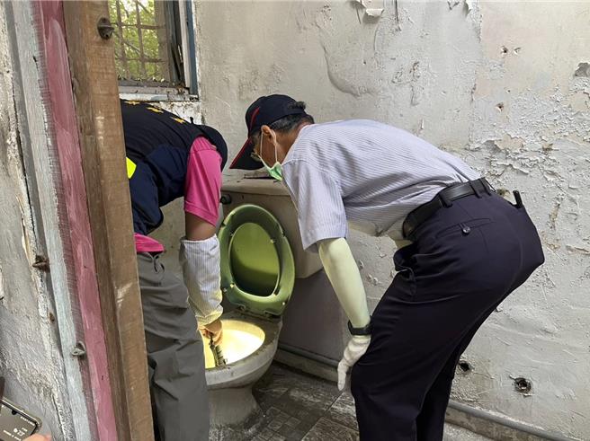 国卫院国家蚊媒传染病防治研究中心首席防疫顾问陈锦生呼吁，巡倒清刷的「刷」很重要，千万不要以为只是倒掉积水就没事，还要刷乾净，才能确保蚊子的卵不会继续孵化。(台南市卫生局提供／曹婷婷台南传真)