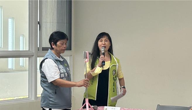 2023年11月2日新北市／新北市工务局与内政部国土管理署今（2日）下午共同视察三莺大桥改建工程通车情形，明明由市府主办，但工务局报告完后，却遭民进党立委吴琪铭的助理（右一）抢下麦克风，助理当场邀请绿营民代致词，宛如现场主持人。（刘玮晴摄）