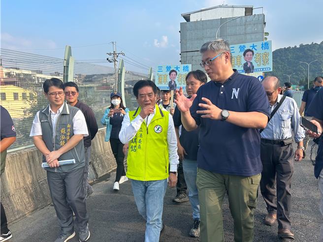 2023年11月2日新北市／民进党立委吴琪铭（前排左二）表示，自己从议员时期就很关心地方建设，三莺大桥过去因汽机车混流，经常发生车祸，如今提早5个月完工也顺利通车，感谢中央地方一起努力。（刘玮晴摄）