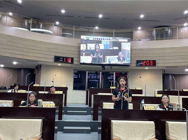 南投縣立棒球場設備簡陋、防護網等設施老舊破損，縣府向中央爭取修繕經費卻遭收回，引起多名南投縣議員關注。（楊靜茹攝）