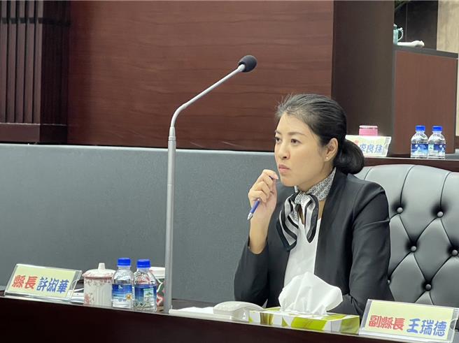 南投縣長許淑華在南投縣議會定期會縣政總質詢時專注聆聽縣議員提案，會後強調重提計畫爭取經費改善棒球場。（楊靜茹攝）