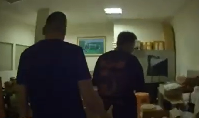 警方搜索男模會館。（翻拍影片）