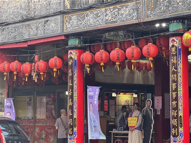 新北地检署昨（1）日配合台北、基隆与桃园共4个地检署同步发动搜索，指挥警调搜索辖内连署站，复讯后谕知10人以1万至7万元不等交保，另谕知1人限制住居。图为新北市板桥区慈惠宫连署站。（柯毓庭摄）