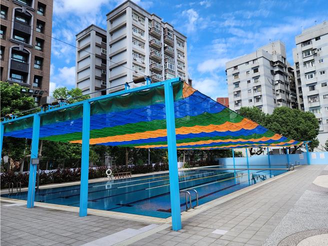 景美游泳池本月1日重新開幕。(黃敬文翻攝)