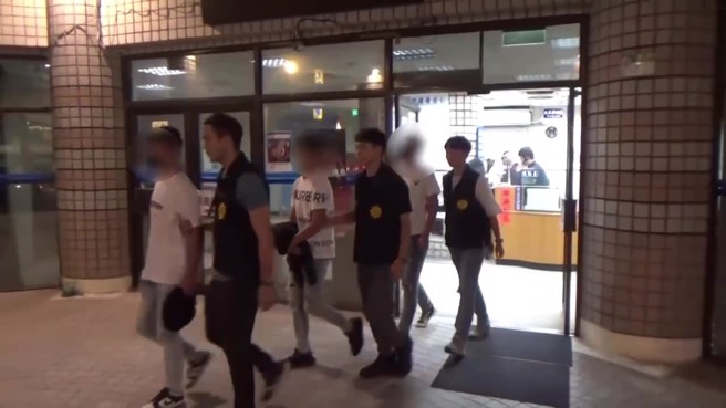 男遭围殴抢劫「满身血」，女友被掳走，惊传罗时丰儿子涉案。(翻摄画面)