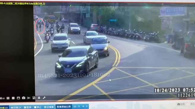 張男與妻子在路邊爭吵，事後撒出鈔票，就在老婆撿拾鈔票之際，張男竟男路邊石頭，砸破停車格車子的車窗。（翻攝畫面）