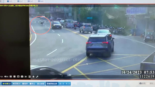 張男與妻子在路邊爭吵，事後撒出鈔票，就在老婆撿拾鈔票之際，張男竟男路邊石頭，砸破停車格車子的車窗。（翻攝畫面）