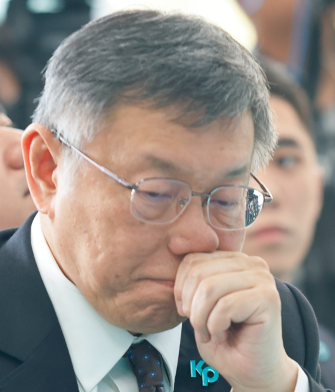 民眾党总统参选人柯文哲2日出席位于新北市新庄的竞选总部成立开箱记者会，记者会上，柯文哲数度在座位上沈思。（陈信翰摄）