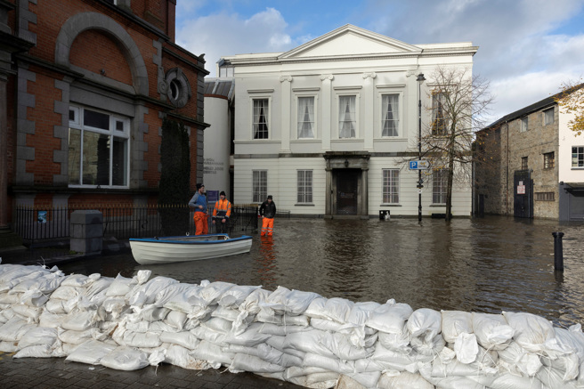 2023年10月31日，在風暴夏蘭到來之前，北愛爾蘭紐里市中心的大雨造成大面積洪水，一條街道滿佈沙袋，以防止水進一步流過街道。（路透社）