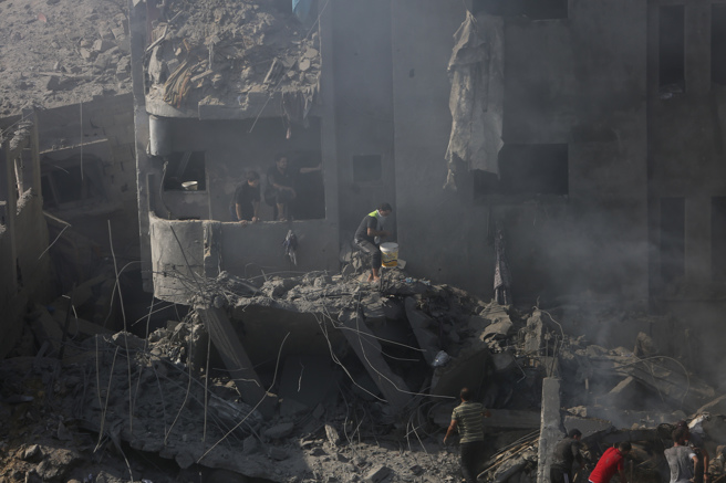 加萨走廊中部布赖吉（Bureij）难民营2日遭以色列轰炸，许多民房顿成废墟。（美联社）