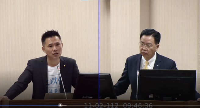 國民黨立委陳以信在立法院質詢外交部長吳釗燮。(翻攝自立法院議事直播)