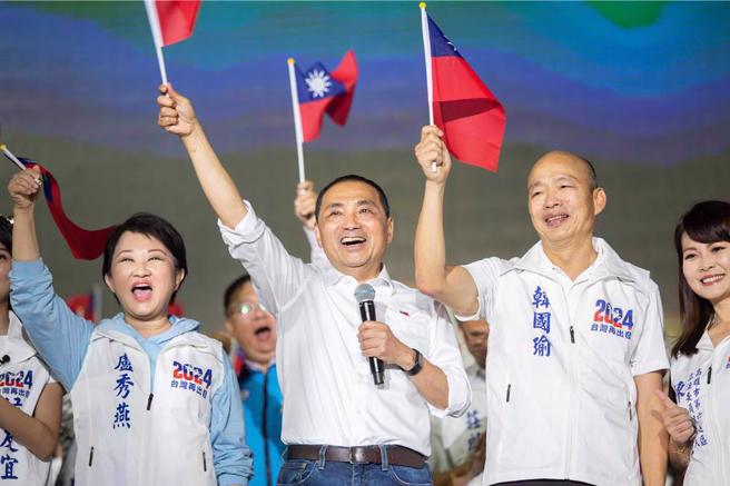 侯友宜(中)有前高雄市长韩国瑜(右)、台中市长卢秀燕(左)等大咖站台加持。（资料照）