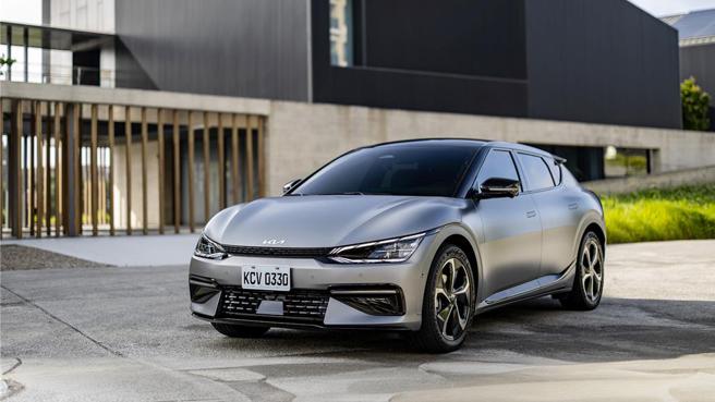 Kia純電智慧跨界休旅The EV6續蟬聯前10月非豪華進口電動車銷售冠軍。 圖／業者提供