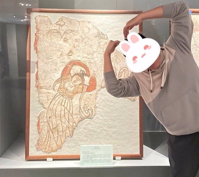 《舞女圖》比出「心」型，有網友稱它是「跨越千年的浪漫」，壁畫也成為許多遊客參觀畫展的打卡點。（圖／微博）