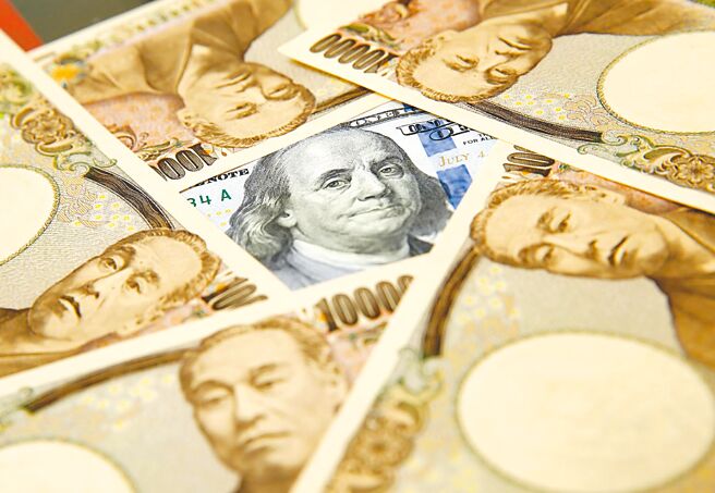 日圆兑美元1日盘中回升0.3％，报151.2日圆兑一美元，但随后依然徘徊于前一日触及的一年低点151.74附近。图／本报资料照片