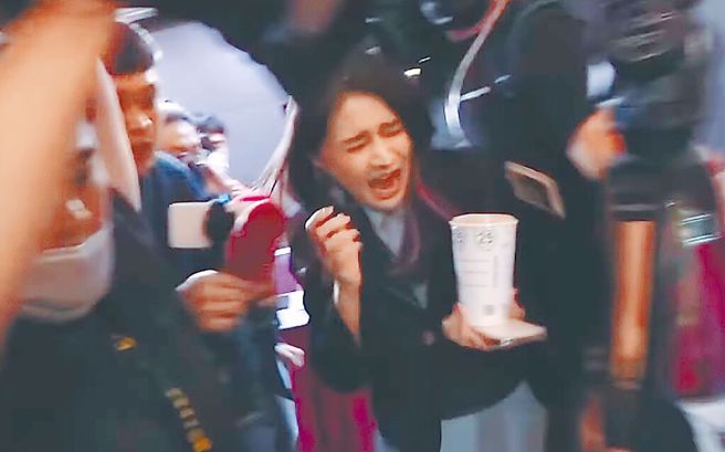 赖品妤日前疑似假摔引发舆论炸锅，如今面临民调不利，但郭正亮认为民进党还会救她。（示意图／本报系资料照）