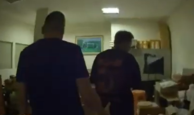 警方上门搜索苛扣员工的男模会馆。（翻摄画面）