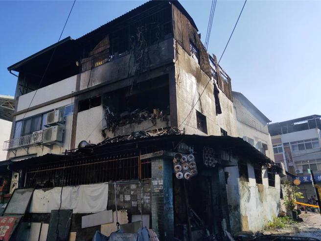 台中市太平區中山路二段1處住宅3日凌晨2時43分傳出火警，消防人員獲報立即到場灌救，並於2樓尋獲1具遺體但已難以辨認，由於平時該住宅由賴姓夫妻居住，火警發生後未見逃出，另1人持續搜索中。（民眾提供／潘虹恩台中傳真）