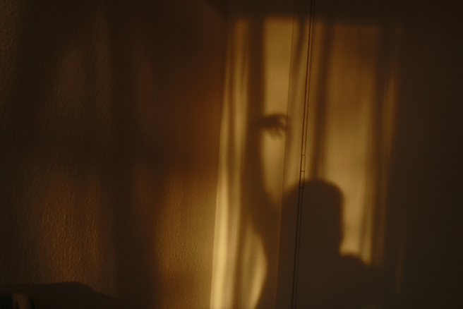 妹子洗澡前在房間內裸舞，竟意外被隔壁大叔看光光。（圖／shutterstock）