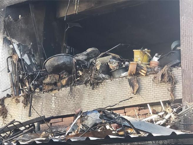 台中市太平區中山路二段1處住宅3日凌晨2時43分傳出火警，消防人員獲報立即到場灌救，不過現場住宅推置大量雜物，火勢猛烈，歷經3個小時終於撲滅。（民眾提供／潘虹恩台中傳真）