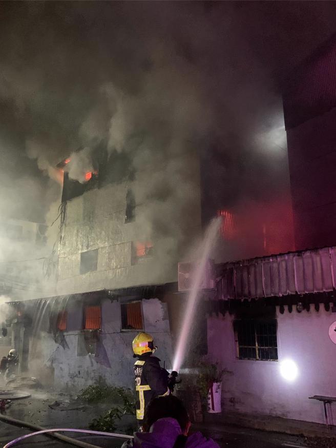 台中市太平區中山路二段1處住宅3日凌晨2時43分傳出火警，消防人員獲報立即到場灌救，歷經3個小時終於撲滅，不幸的是，消防人員在2樓尋獲1具遺體已難以辨認。（民眾提供／潘虹恩台中傳真）