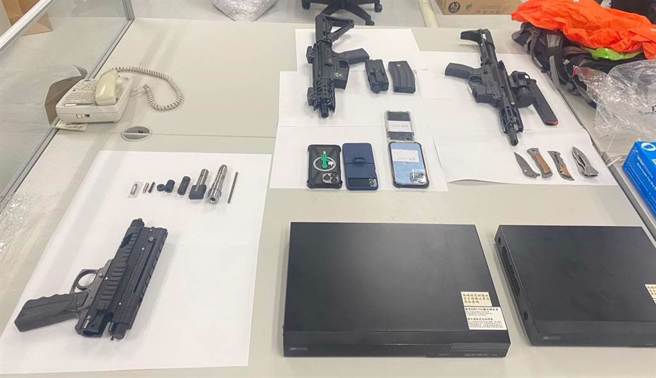 新北地检署日前依违反枪炮、恐吓、强制等罪嫌起诉曾男五人。警方当时起获大批军火。（图 / 中时资料照）