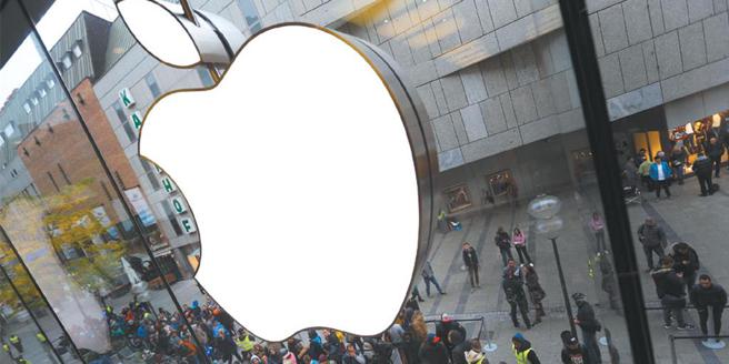 苹果连续四个季度营收下滑，拖累盘后股价下挫。图／美联社