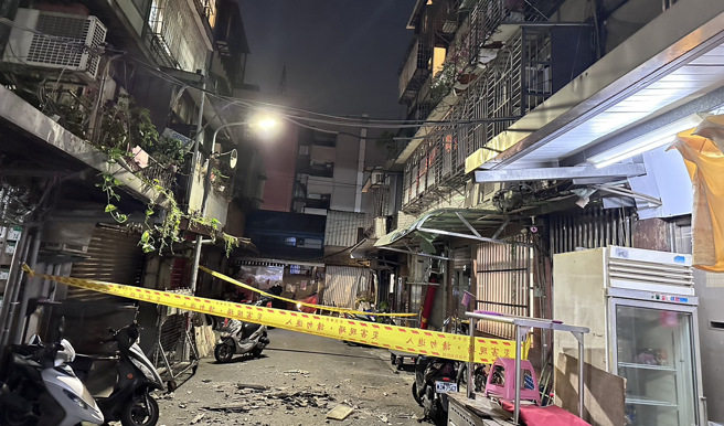 万华民宅4楼铁窗老化扯落磁砖。（翻摄画面）