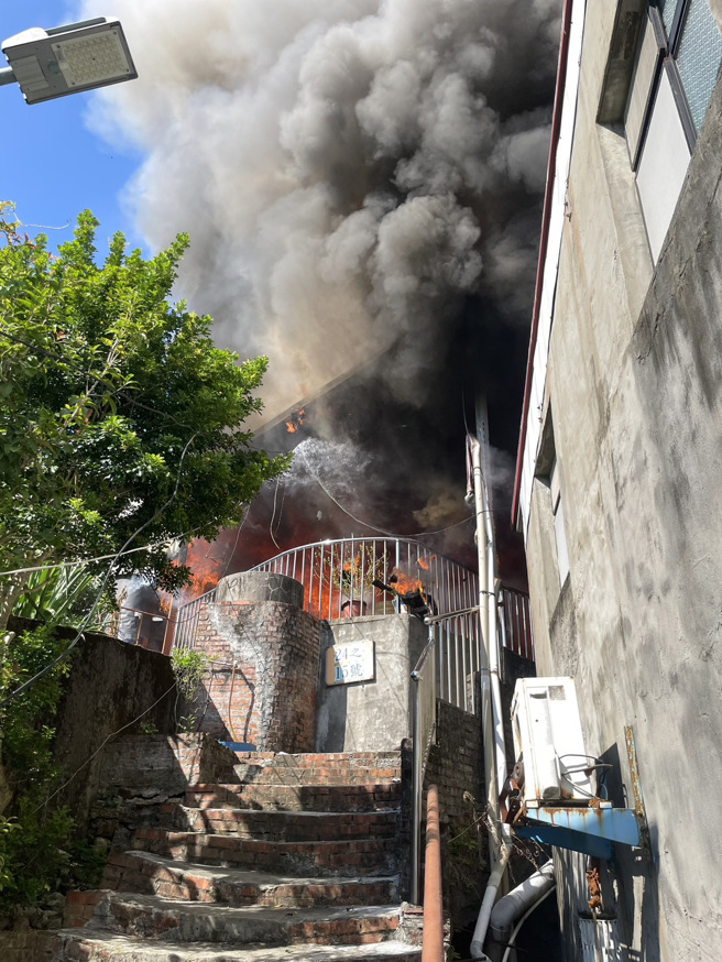 北市信义区民宅全面燃烧。（翻摄画面）