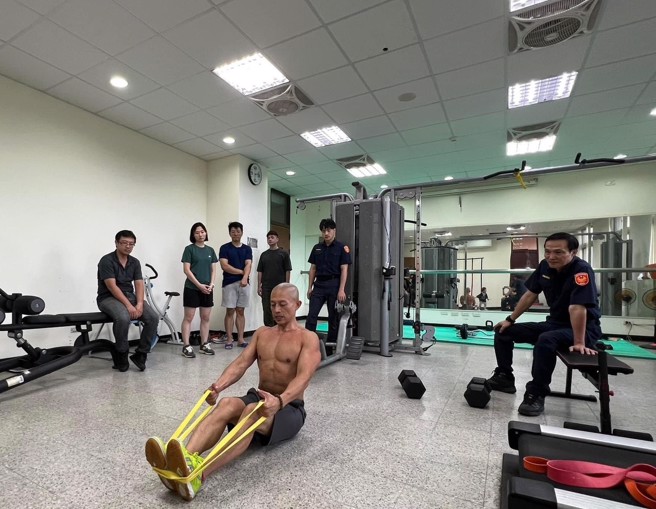 小龙教练为使员警勤余能就警技馆内既有之设备锻炼体魄，以浅显易懂的方式，让员警快速了解器材的使用技巧。(戴志扬翻摄)