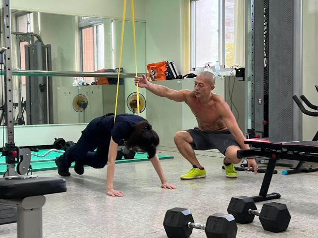 小龙教练为使员警勤余能就警技馆内既有之设备锻炼体魄，以浅显易懂的方式，让员警快速了解器材的使用技巧。(戴志扬翻摄)