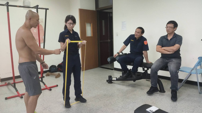 小龙教练为使员警勤余能就警技馆内既有之设备锻炼体魄，以浅显易懂的方式，让员警快速了解器材的使用技巧。(戴志扬翻摄)