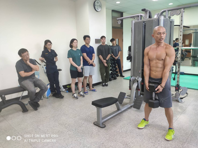 小龙教练为使员警勤余能就警技馆内既有之设备锻炼体魄，以浅显易懂的方式，让员警快速了解器材的使用技巧。(戴志扬翻摄)