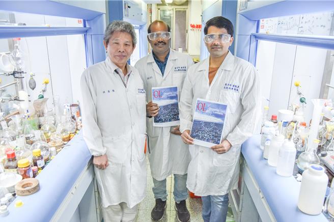 台师大化学系两位印度籍博士班研究生Jivan Shinde（右）与博士后研究员Veerababurao Kavala（中），在化学系教授姚清发（左）指导下，研究成果第五度荣登国际知名期刊封面，有助科学家研发抗癌药物和多用途的化学产品。（台师大提供／李侑珊台北传真）