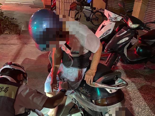 王翁不慎遭机车压伤脚，员警获报到场关心。（图片来源：高雄市三民一分局提供）